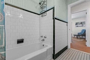 Een douche, een haardroger, handdoeken