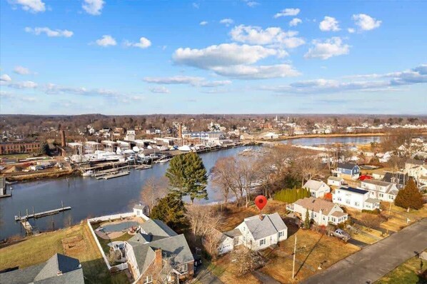 Une ville riveraine dotée d’un port de plaisance, de maisons et d’un repère rouge bien visible.