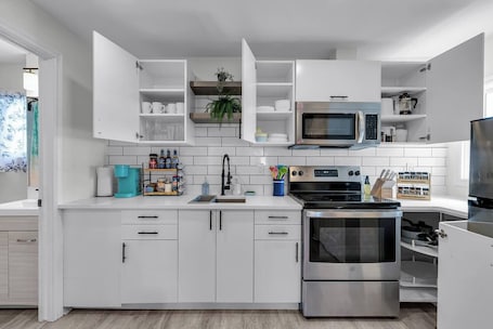Fridge, microwave, oven, toaster. Happy Haven: 5mins to St. Lawrence College