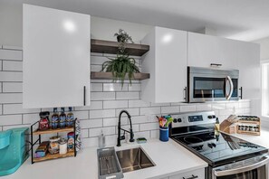 Kühlschrank, Mikrowelle, Ofen, Toaster