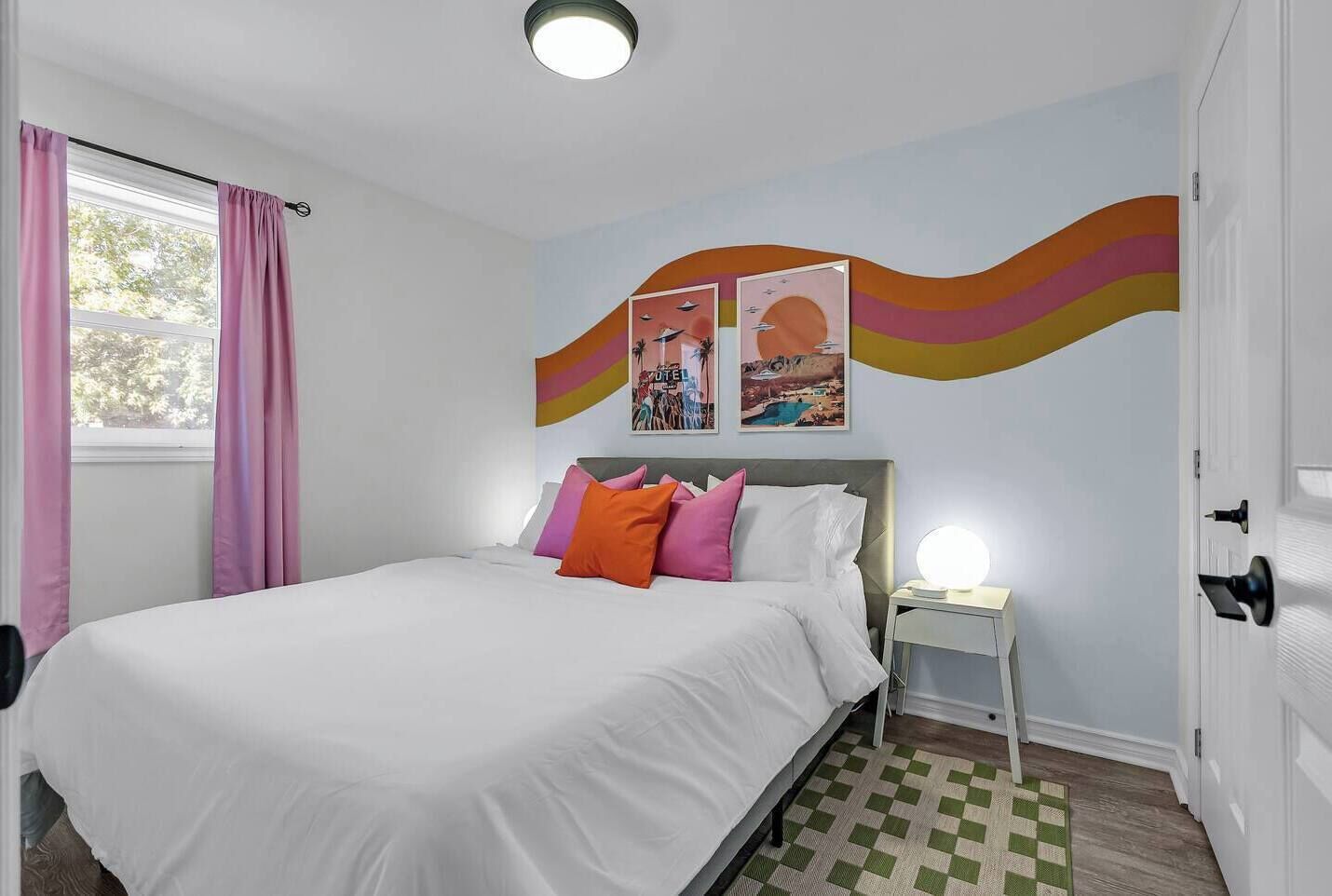 2 dormitorios, escritorio, tabla de planchar con plancha y cuna de viaje