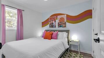 2 dormitorios, escritorio, tabla de planchar con plancha y cuna de viaje