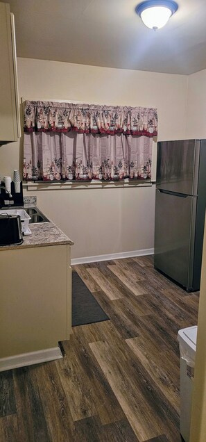 Fridge, microwave, oven, stovetop - A Grander Stay is a charming three bedroom home - WiFi is accessible (Detroit)