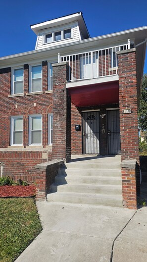 Exterior - A Grander Stay is a charming three bedroom home - WiFi is accessible (Detroit)