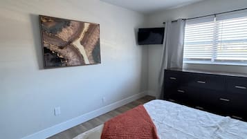 3 bedrooms, desk, iron/ironing board, travel crib