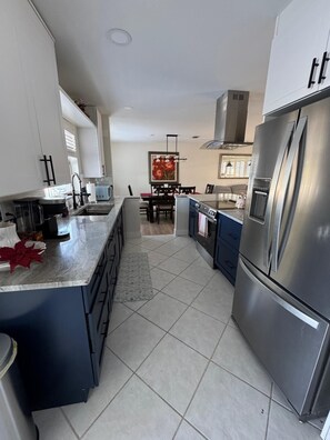 Fridge, microwave, oven, stovetop - Paradise Lake (Clearwater)