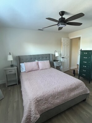 3 Schlafzimmer, Schreibtisch, Bügeleisen/Bügelbrett, Reisekinderbett