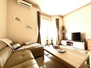 Een smart-tv, een open haard, een dvd-speler en een filmbibliotheek