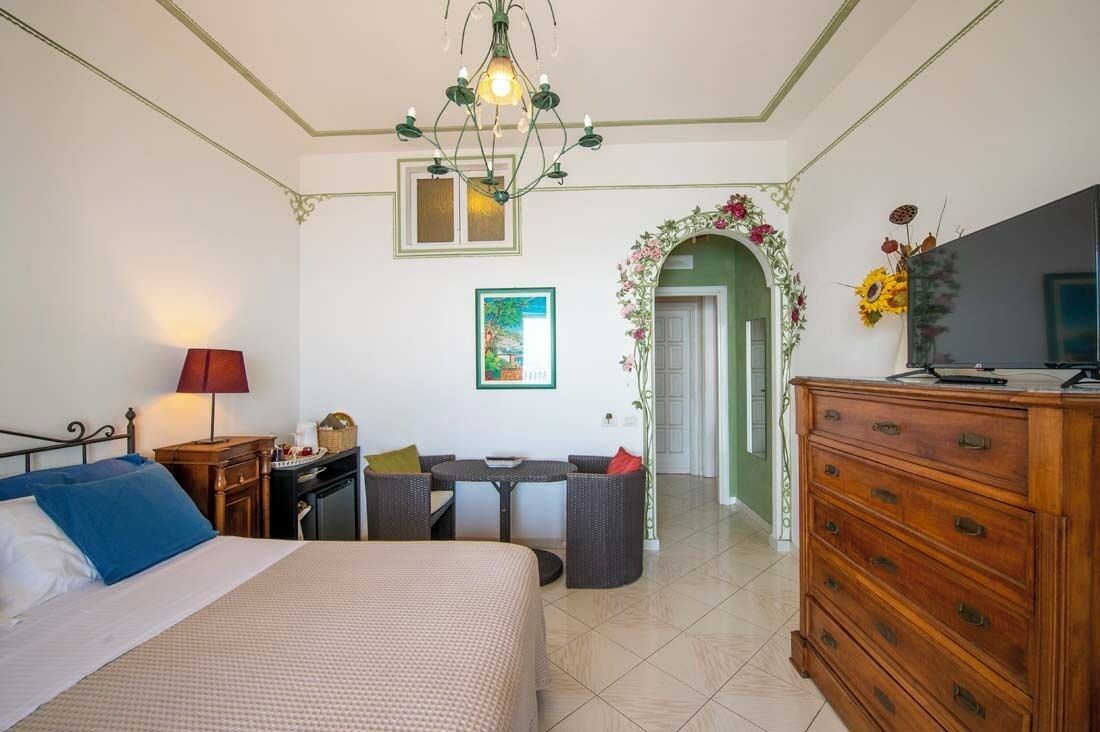 Quarto casal clássico | Roupas de cama premium, edredons de pluma, frigobar, cofres nos quartos