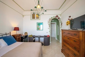 Habitación clásica doble | Ropa de cama de alta calidad, edredones de plumas, minibar y caja fuerte