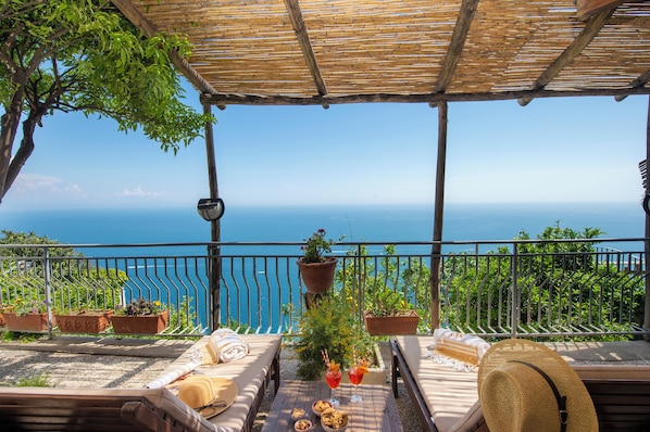 Neljän hengen deluxe-huone, merinäköala | Näkymä huoneesta