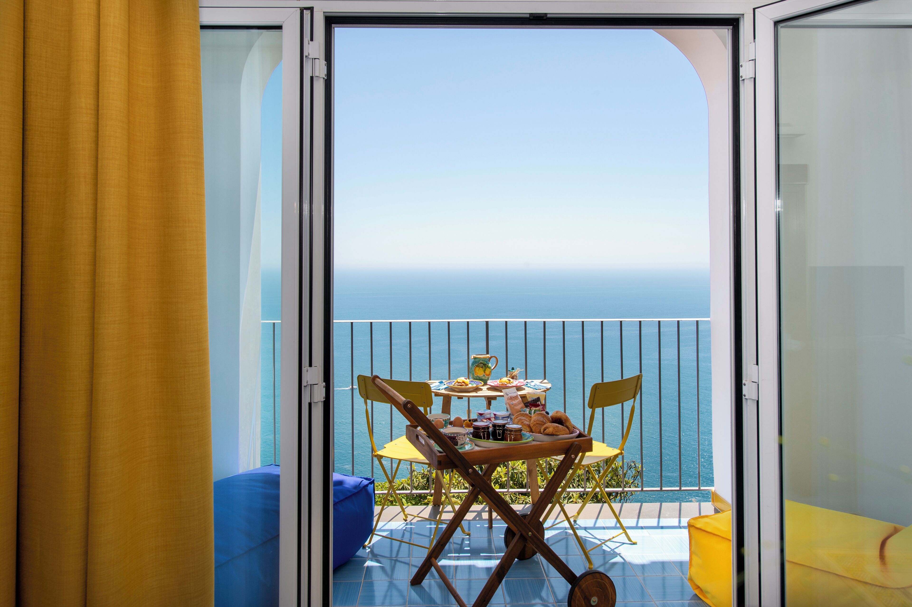 Kahden hengen deluxe-huone, merinäköala | Ylelliset vuodevaatteet, untuvapeitot, minibaari, tallelokero huoneessa