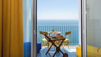 Ropa de cama de alta calidad, cubrecamas y minibar