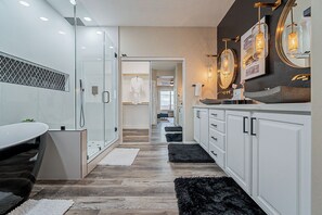 Shower, hair dryer, bidet, towels