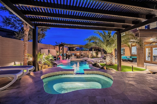 8BR/5.5BA Luxury Retreat w/4 En-Suites, HEATED Pool, Hot Tub,Billiards & Arcades