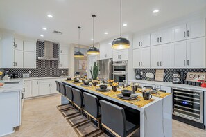 冰箱、微波炉、烤箱、炉灶