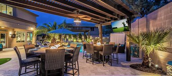 8BR/5.5BA Luxury Retreat w/4 En-Suites, HEATED Pool, Hot Tub,Billiards & Arcades