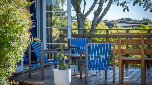 Maple Durham Cottage close to Mapua Village with rural views and cottage garden