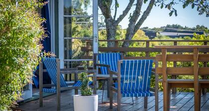 Maple Durham Cottage close to Mapua Village with rural views and cottage garden