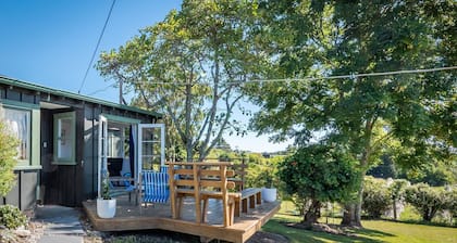 Maple Durham Cottage close to Mapua Village with rural views and cottage garden
