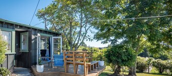 Maple Durham Cottage close to Mapua Village with rural views and cottage garden