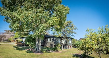 Maple Durham Cottage close to Mapua Village with rural views and cottage garden