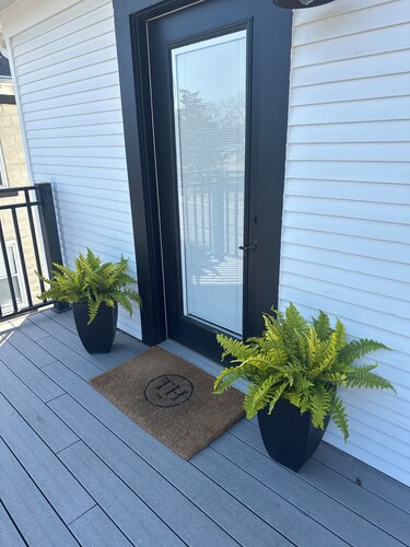 Thompson House #3-Overlooking City Park. Walk to Campus, Aggieville & Downtown