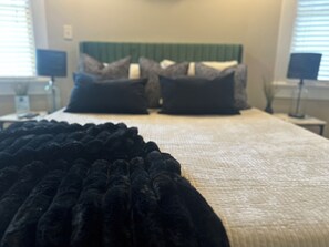 2 bedrooms, iron/ironing board, WiFi, bed sheets - Thompson House #3-Overlooking City Park. Walk to Campus, Aggieville & Downtown (Manhattan)