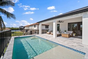 Una piscina al aire libre, una piscina climatizada