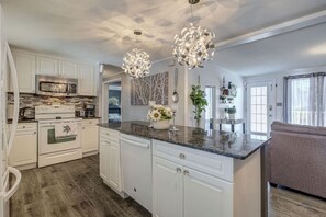 ثلاجة، ميكروويف، فرن، موقد طهي مسطح