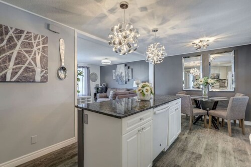 Spacious Pool House – 5 Minutes to Elgin Centre