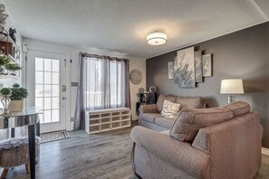 TV, fireplace - Spacious Pool House – 5 Minutes to Elgin Centre (St. Thomas)