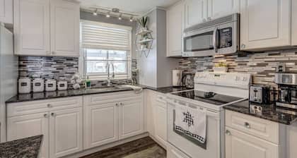 Spacious Pool House – 5 Minutes to Elgin Centre