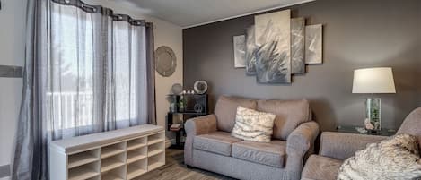 TV, fireplace