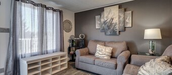 Spacious Pool House – 5 Minutes to Elgin Centre