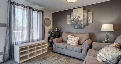 Spacious Pool House – 5 Minutes to Elgin Centre