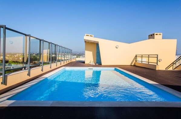 Una piscina al aire libre