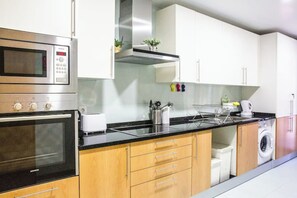 Réfrigérateur, micro-ondes, four, plaque de cuisson