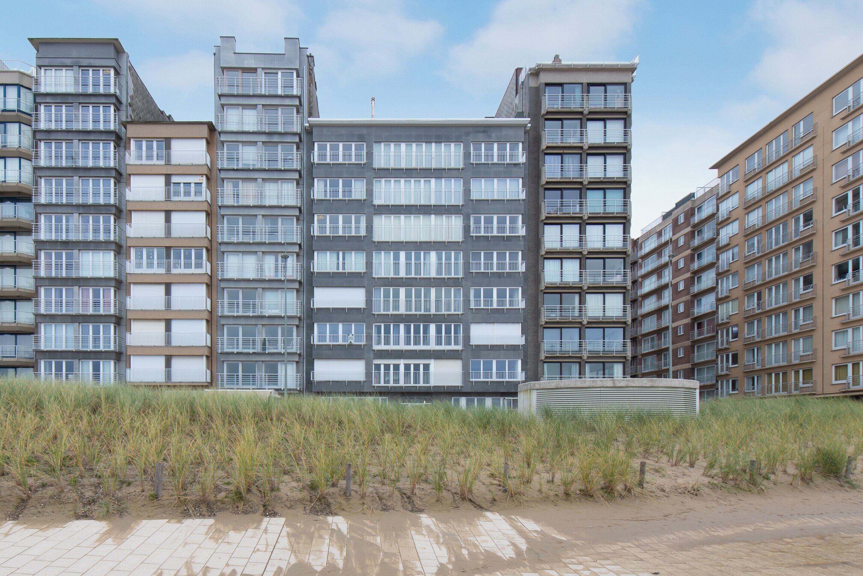 Un immeuble d’appartements moderne, doté de plusieurs étages et de balcons.