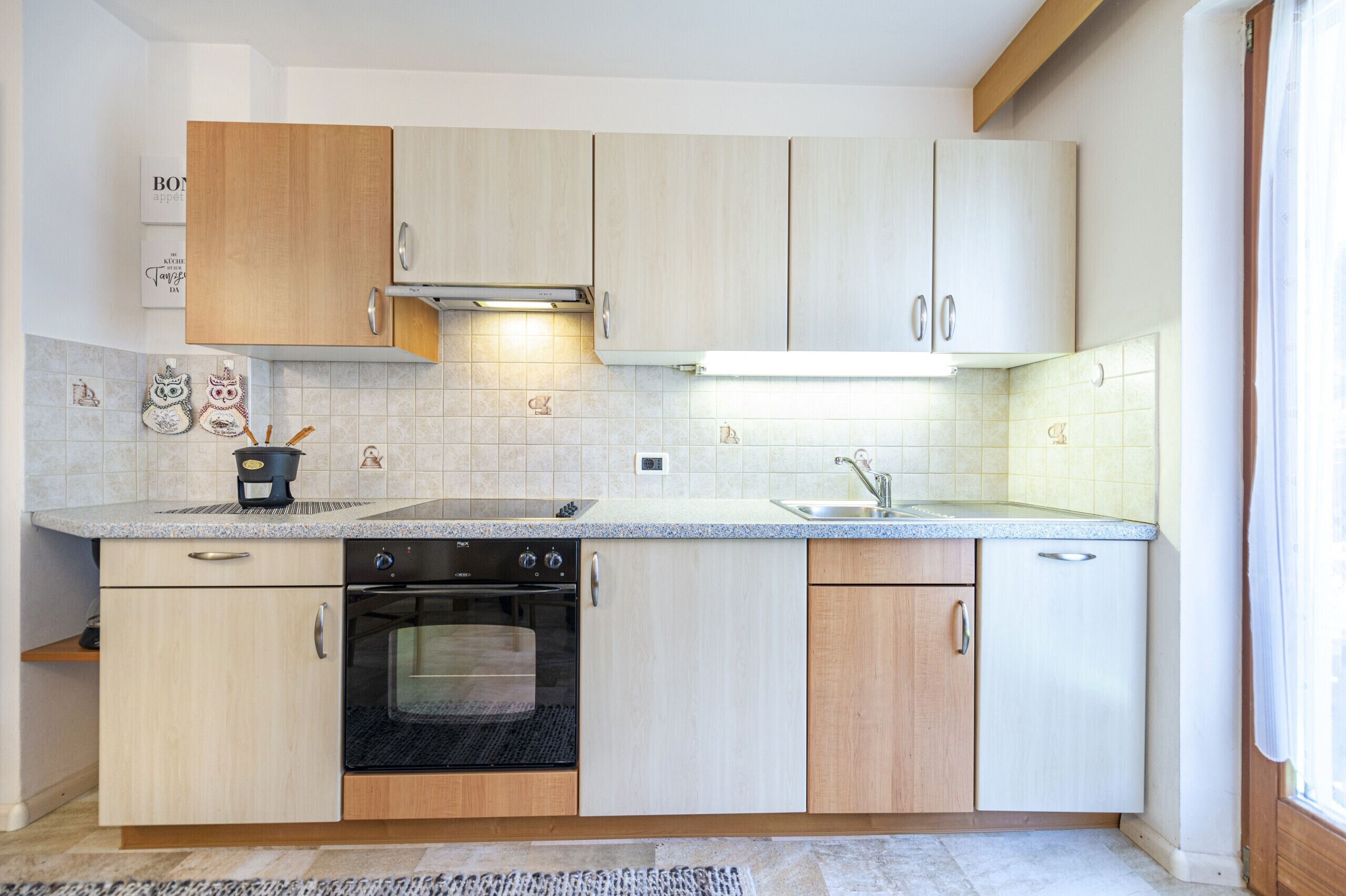 冷蔵庫、オーブン、食器洗い機、コーヒー / ティーメーカー