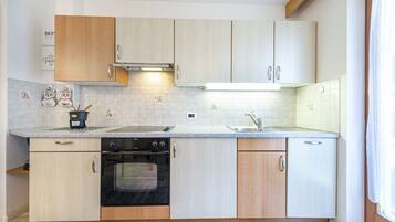 KĂŒhlschrank, Ofen, GeschirrspĂŒler, Wasserkocher mit Kaffee-/Teezubehör