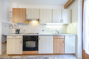 Een koelkast, een oven, een vaatwasser, een koffiezetapparaat/waterkoker