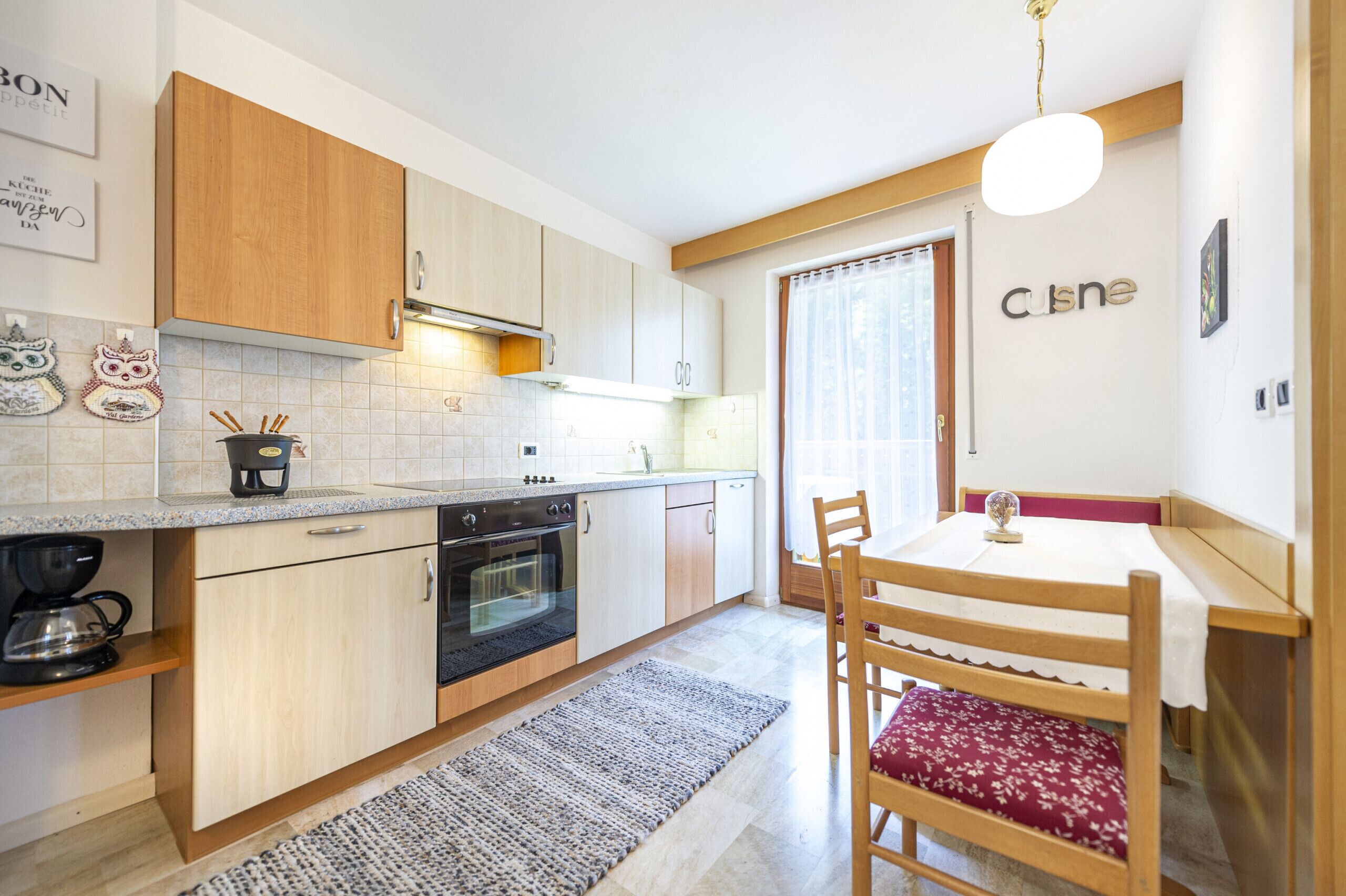 Refrigerador, horno, lavavajillas y cafetera y tetera 