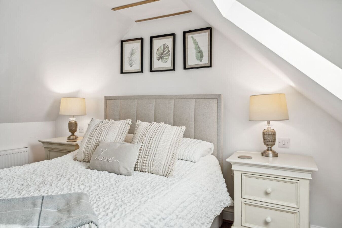 1 sovrum, skrivbord, strykjärn/strykbräda och resesäng