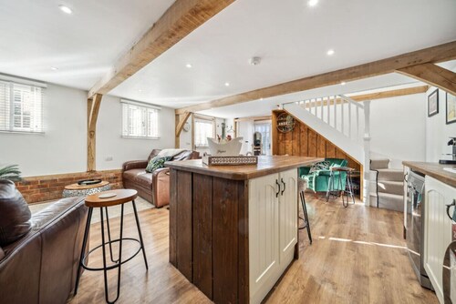 Peaceful barn stay near Lymington with private garden