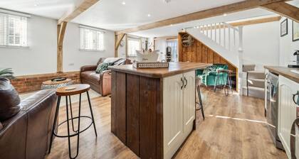 Peaceful barn stay near Lymington with private garden
