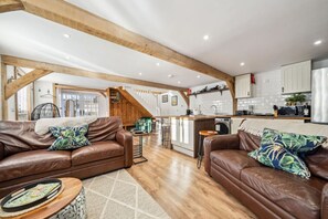 Smart-TV, bøker og stereoanlegg