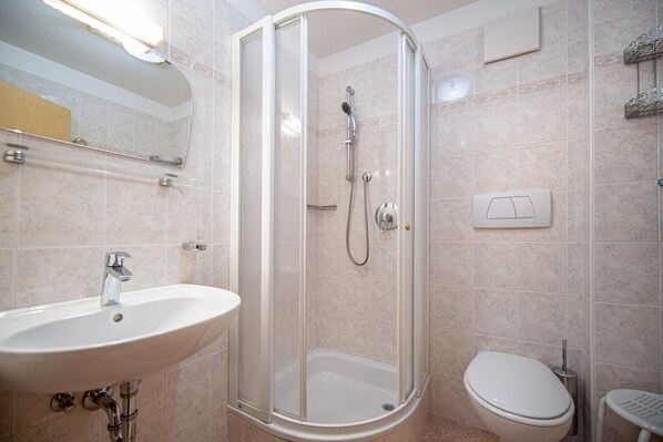 Douche, serviettes fournies