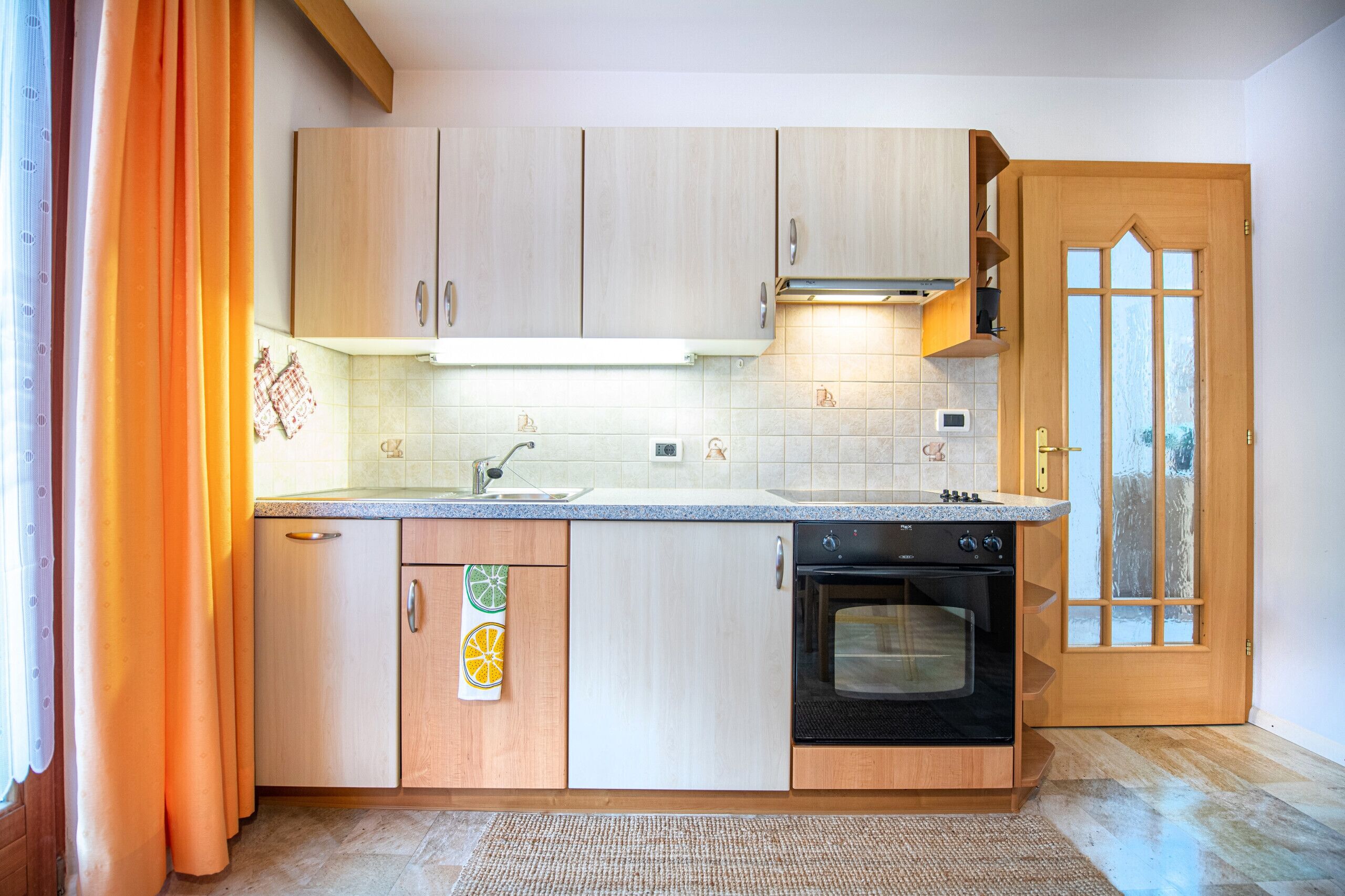 冷蔵庫、オーブン、食器洗い機、コーヒー / ティーメーカー