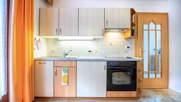 Kühlschrank, Ofen, Geschirrspüler, Wasserkocher mit Kaffee-/Teezubehör